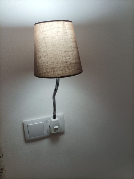 Candeeiro de braço flexível.