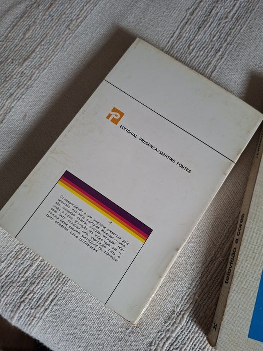 Dois livros técnicos sobre tvs antigas