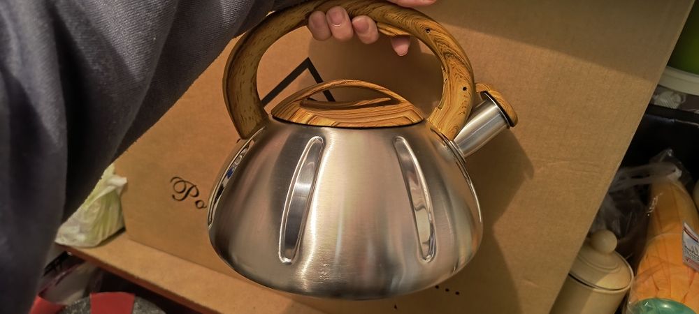Nowy czajnik stalowy