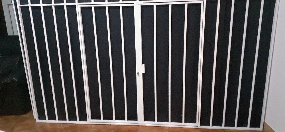 Grades de proteção novas, pintura epóxi, com abertura e fechadura..