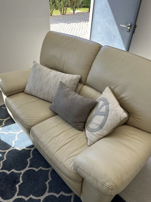 Sofás em pele bege
