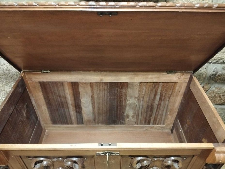 Duas Arcas/Baú em madeira maciça