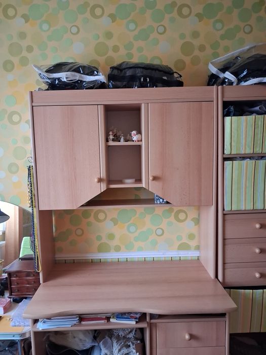 Продається стінка зі шкільним столом