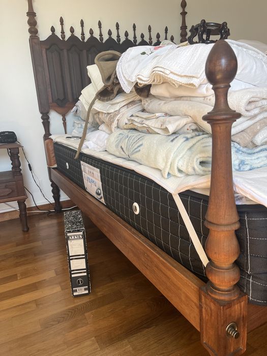 Cama de madeira casal
