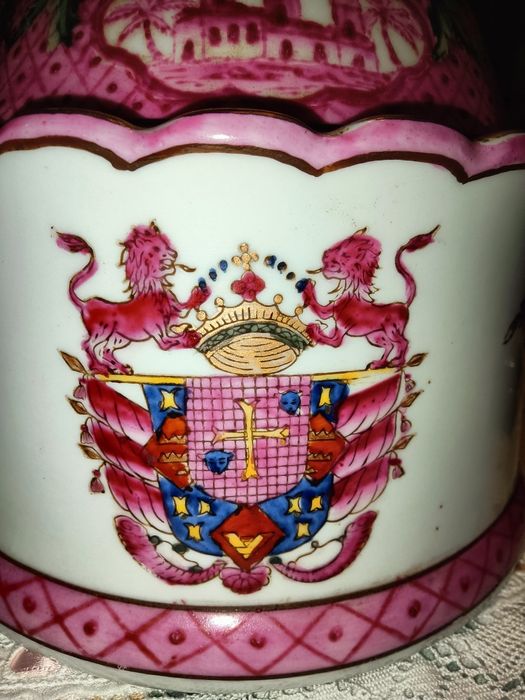 Terrina brasonada  chinesa
17 cm de diâmetro x 20 c