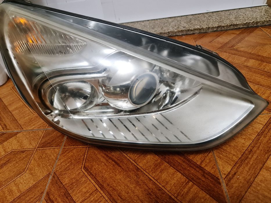 Boas. Vendo farois  de FORD  s max 2008. Bixenon.