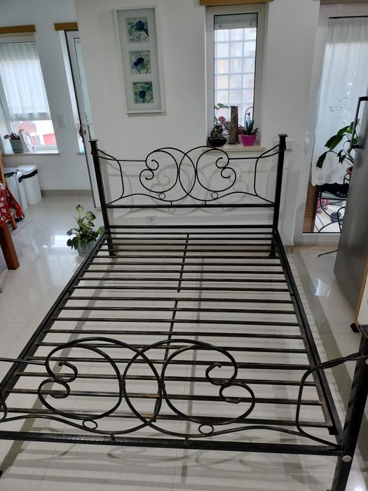 Cama de casal como nova