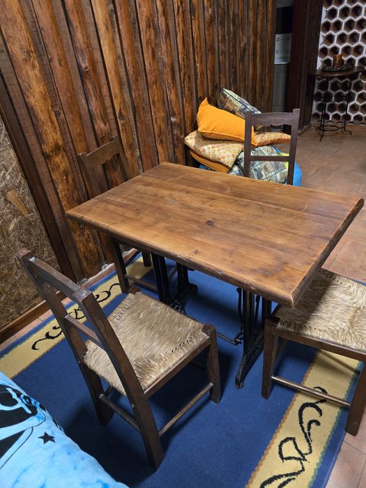 Mesa de Pé de Máquina de Costura com 2 cadeiras