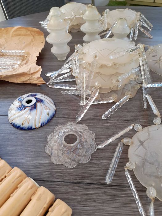 Peças de candeeiro (lustre) antigo em vidro e porcelana