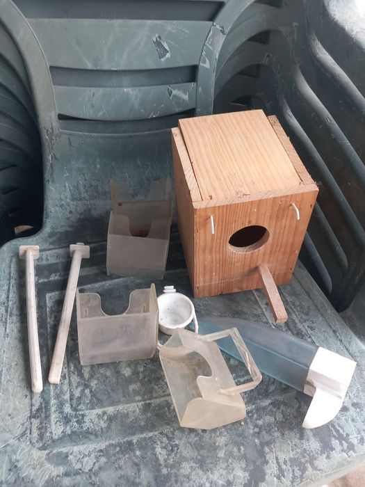 Gaiola de pássaros com comedouros