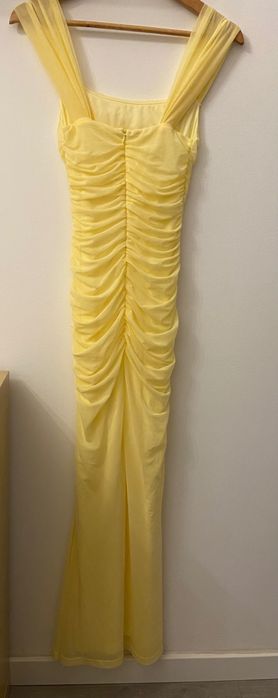 Vestido amarelo justo ao corpo com fecho atrás
