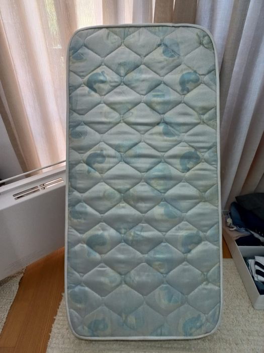 Cama de grades e colchão bebé