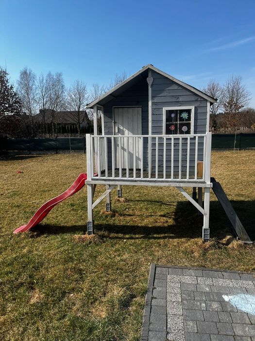 Domek ogrodowy dla dzieci ze zjeżdżalnią – duży, drewniany, na podwyżs