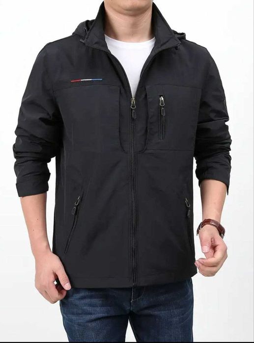 Легка чоловіча куртка з відстібним капюшоном. XL Вітровка.