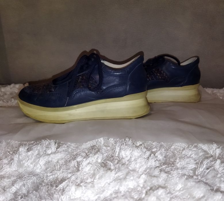 Sapatos de menina em pele