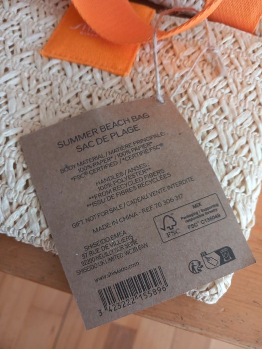 Koszyczek plażowy z kosmetyczką Shiseido.