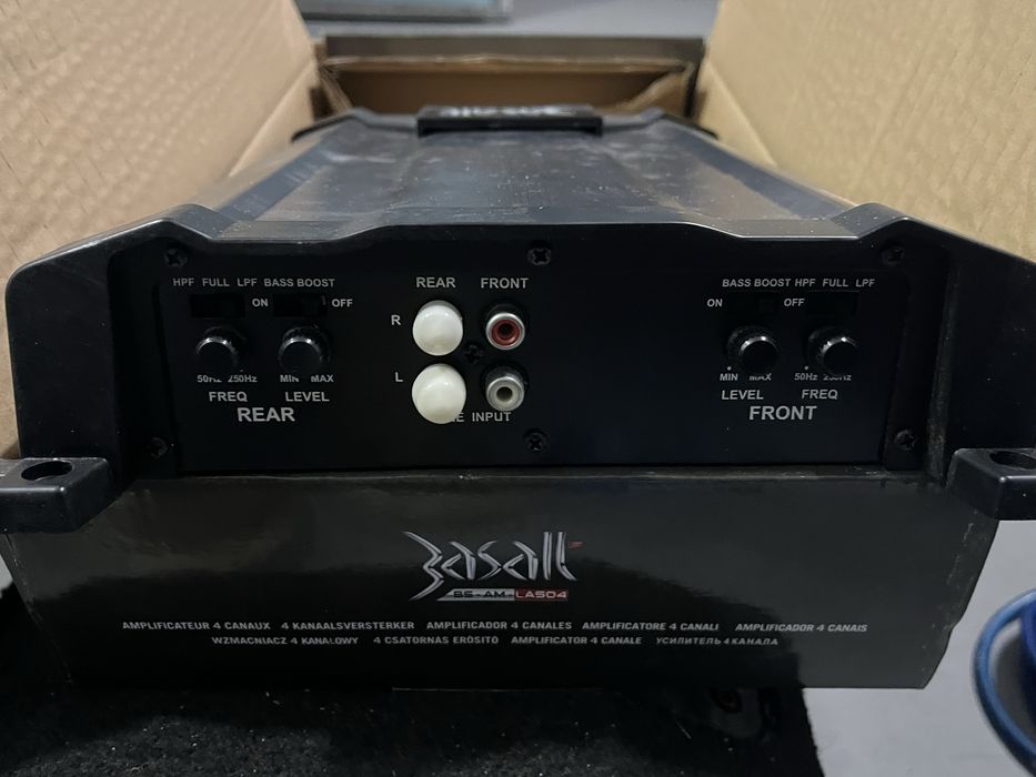 Amplificador, rádio, subwoofer, cabos e cabos