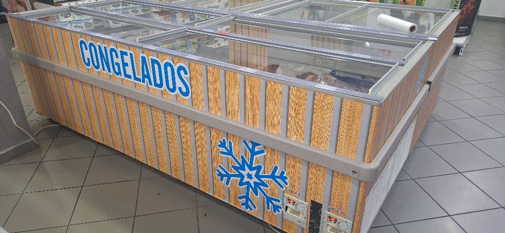 Várias máquinas industriais para restaurante ou supermercado