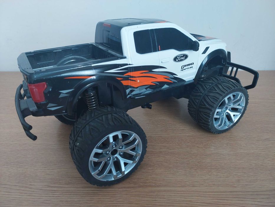 Продам радиоуправляемую машину на пульте CARRERA FORD F150 RAPTOR