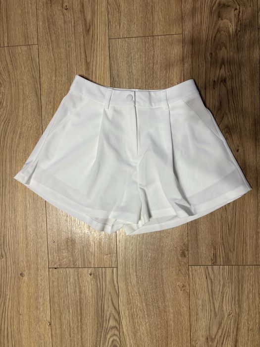 Білі шорти в розмірі S