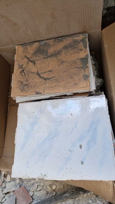 безкоштовно віддам керамічну плитку