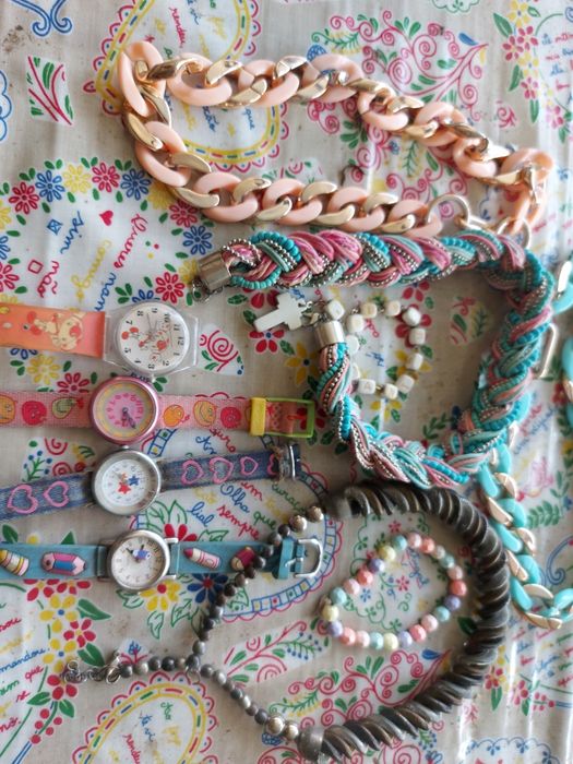 4 colares e 4 relógios marca  swatch 2 pulseiras