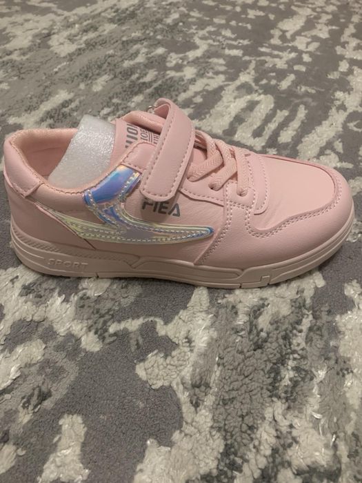 Нові кросівки 21 см на дівчинку по 300 грн