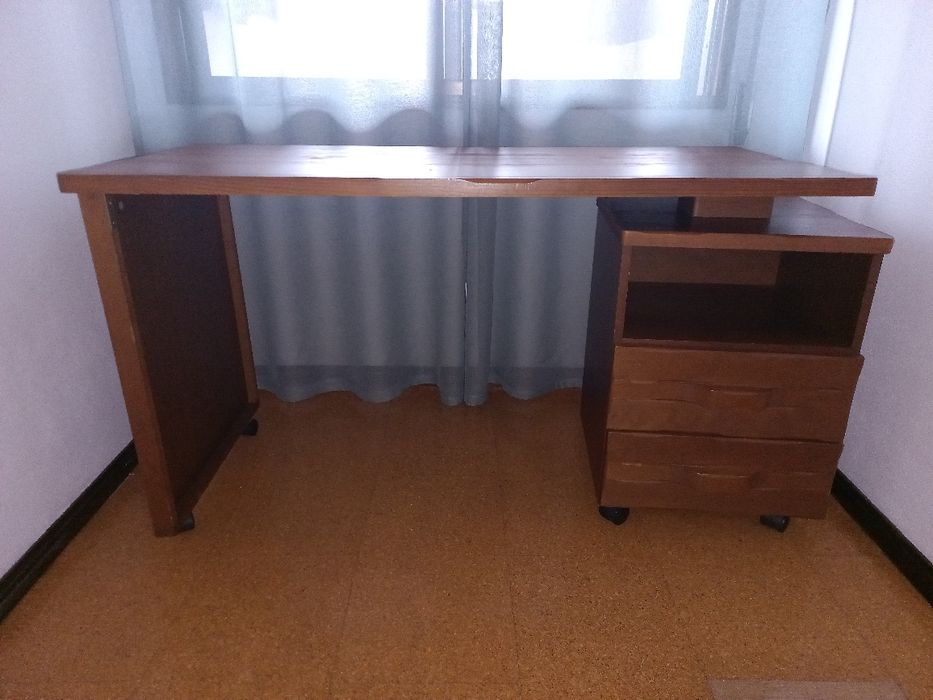 Secretária em madeira maciça