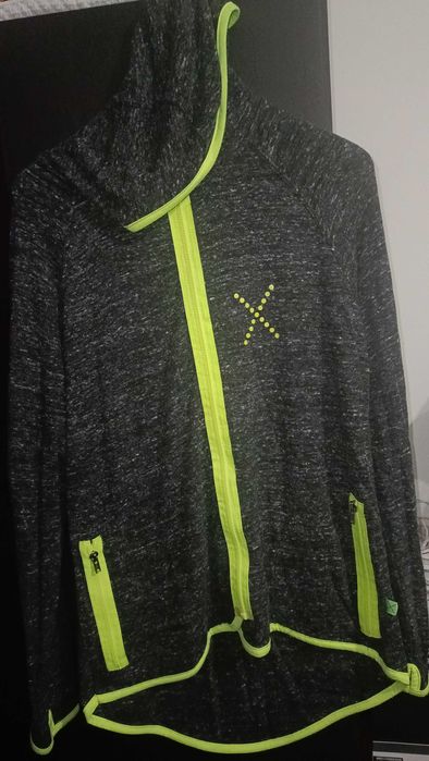 Casaco em tons verde florescente e cinza