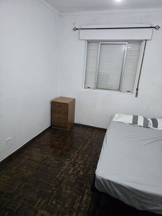 Alugo quarto (solteiro" a")