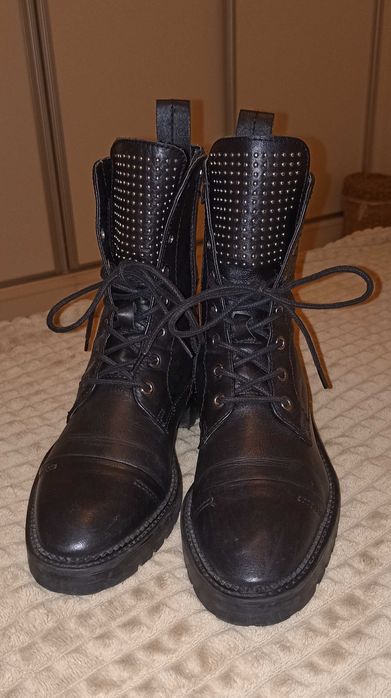 Botins estilo militar Zara com strass
