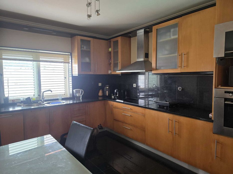 Moradia T4 com Piscina em Milheirós, Maia – 4 Frentes, Garagem p/ 2 Carros, Churrasqueira e Salão de Jogos,