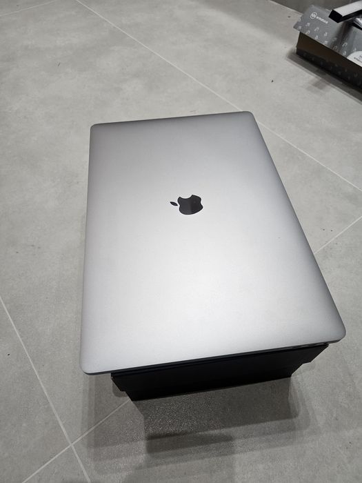 Macbook 16,1 2019r 32GB ram, 512GB SSD