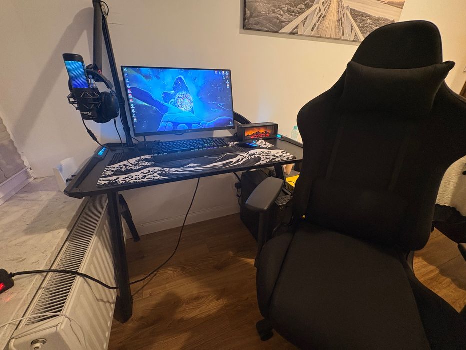 Cały zestaw komputerowy widoczny jest na zdjęciu.