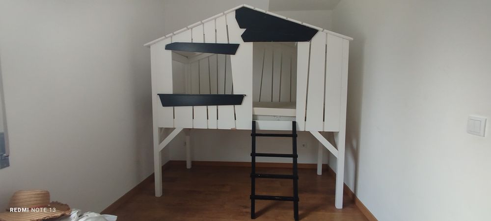 Cama/casa de criança com colchão sem manchas