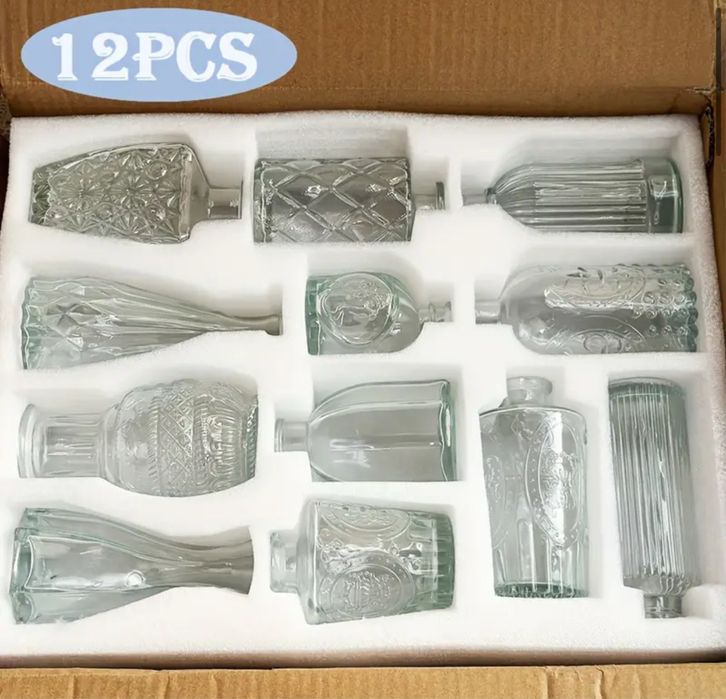 zestaw 12 szklanych wazonów na pąki w różnych kształtach.