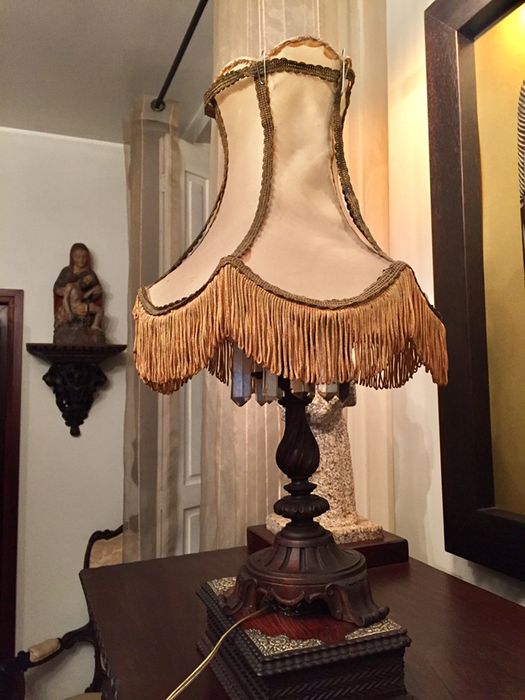 Candeeiro de decoração bastante antigo a precisar de um arranjo.