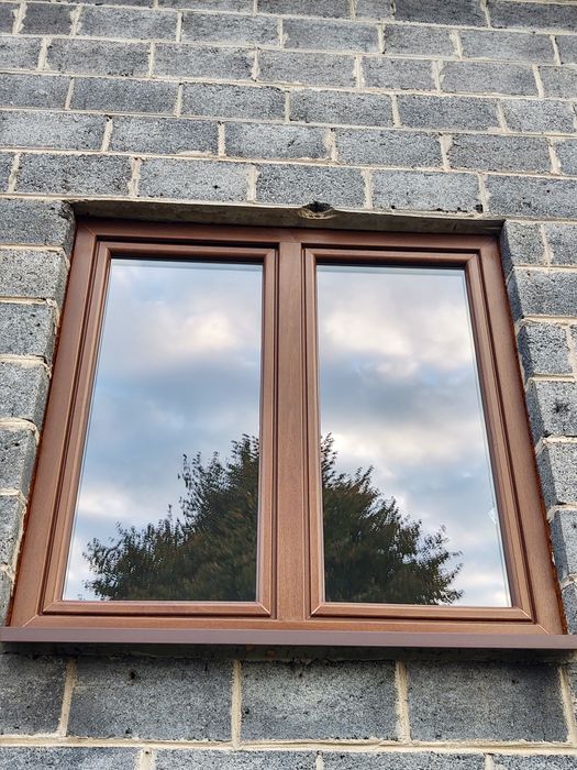 Okno z demontażu brąz w środku białe