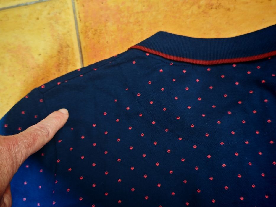Polo azul com pintas bordeaux