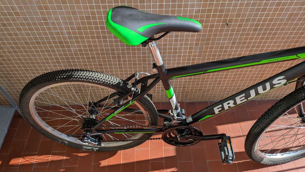 Vendo bicicleta MTB Frejus, modelo em preto e verde, com rodas aro 24" e 18 velocidades.