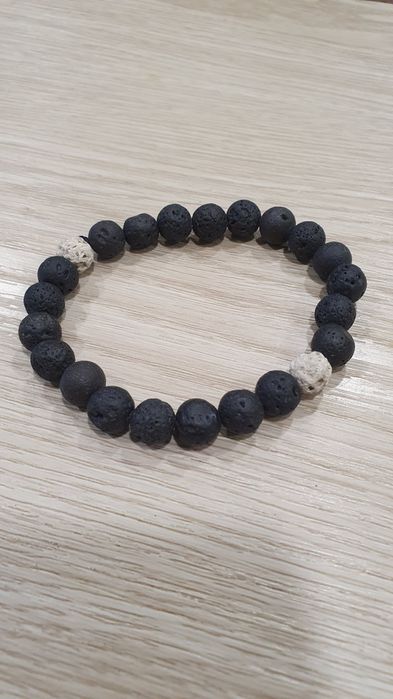 Pulseira em pedr vulcânica