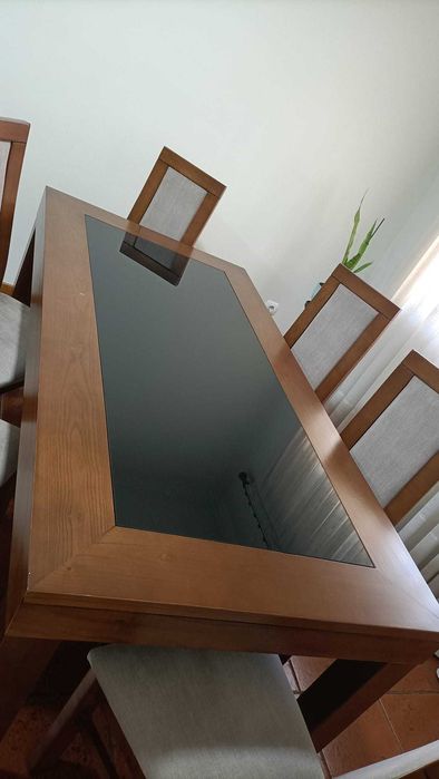 Mesa e cadeiras de sala