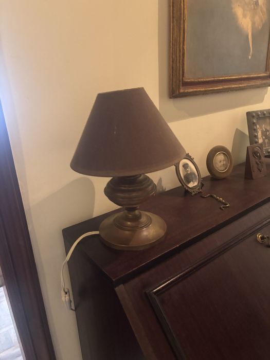 Pequeno candeeiro de mesa antigo