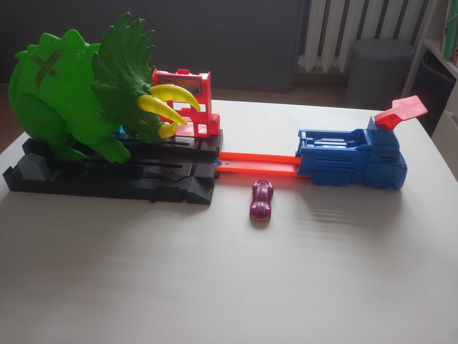 Triceratops Rinoceronte Hot Wheels City Triceratops Destructor Hot