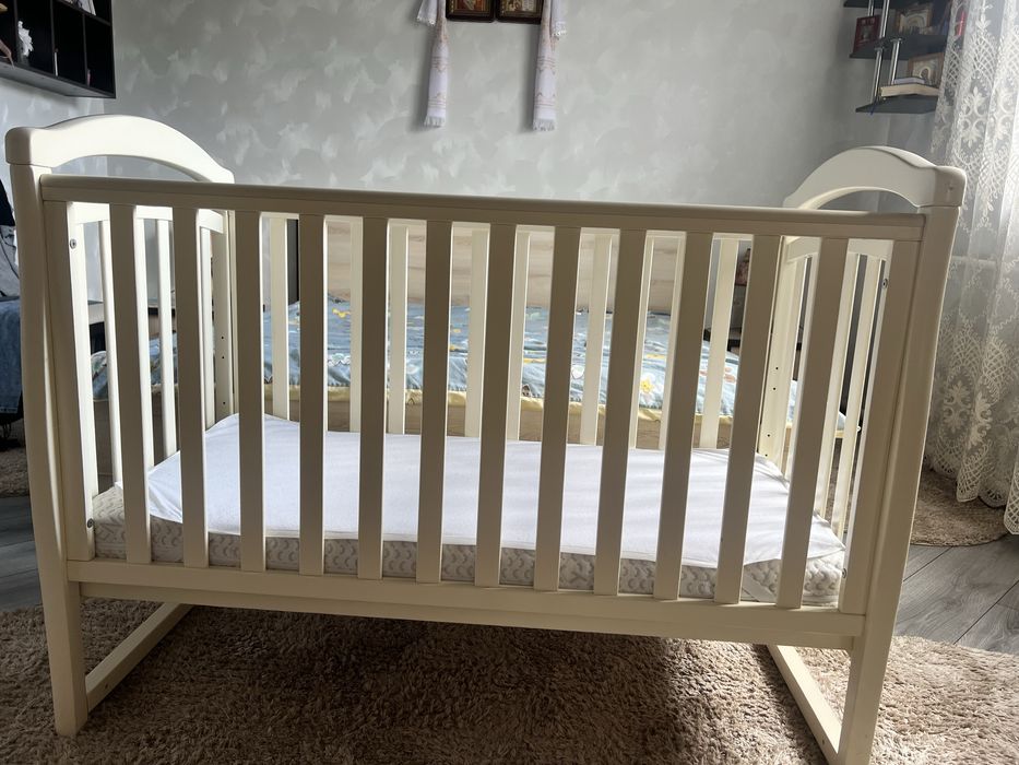 Продам дитяче ліжечко 120x60 разом з матрацом та наматрацником
