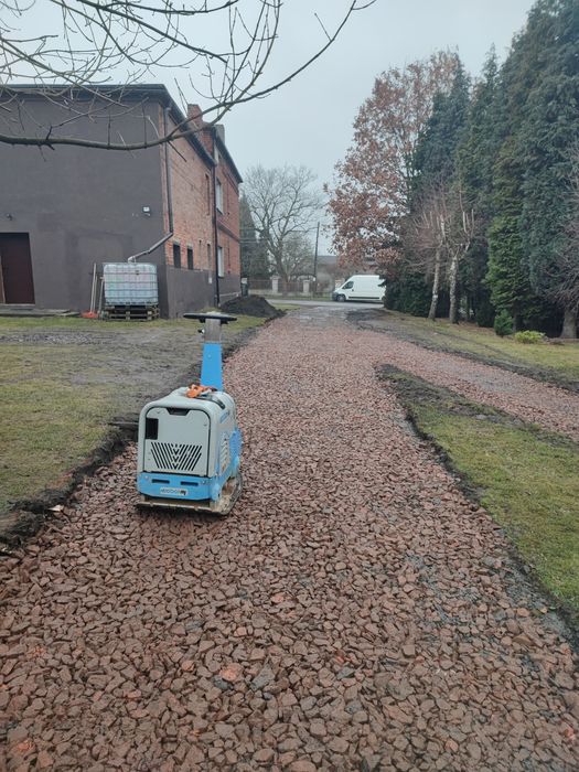 Utwardzenie wyjazdu do posesji budowa dróg z kruszywa  koparki