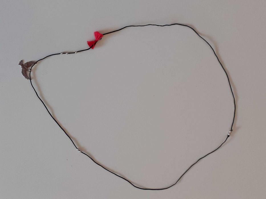 Colar fio preto medalha de pomba