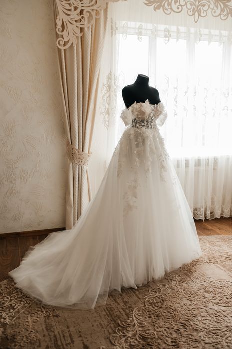 Весільна сукня.