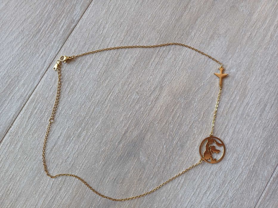 Łańcuszek celebrytka z mapą świata i samolotem.