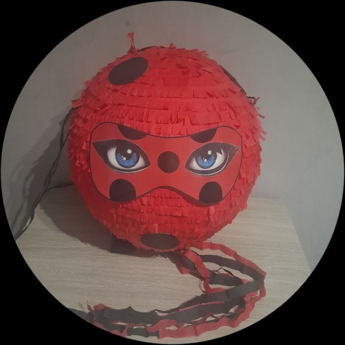 Czerwona biedronka piniata urodziny